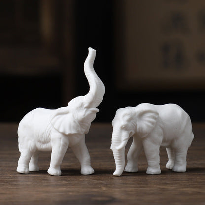 Glückliche weiße Elefantenfiguren - Minimalistisches Porzellandekor