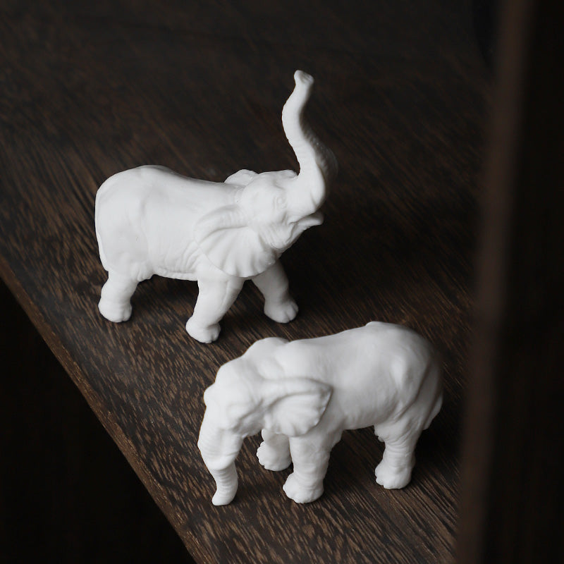 Glückliche weiße Elefantenfiguren - Minimalistisches Porzellandekor
