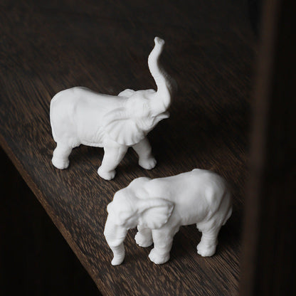 Glückliche weiße Elefantenfiguren - Minimalistisches Porzellandekor