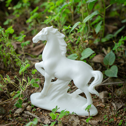 Minimalistische weiße Pferdefiguren – 8 elegante Posen