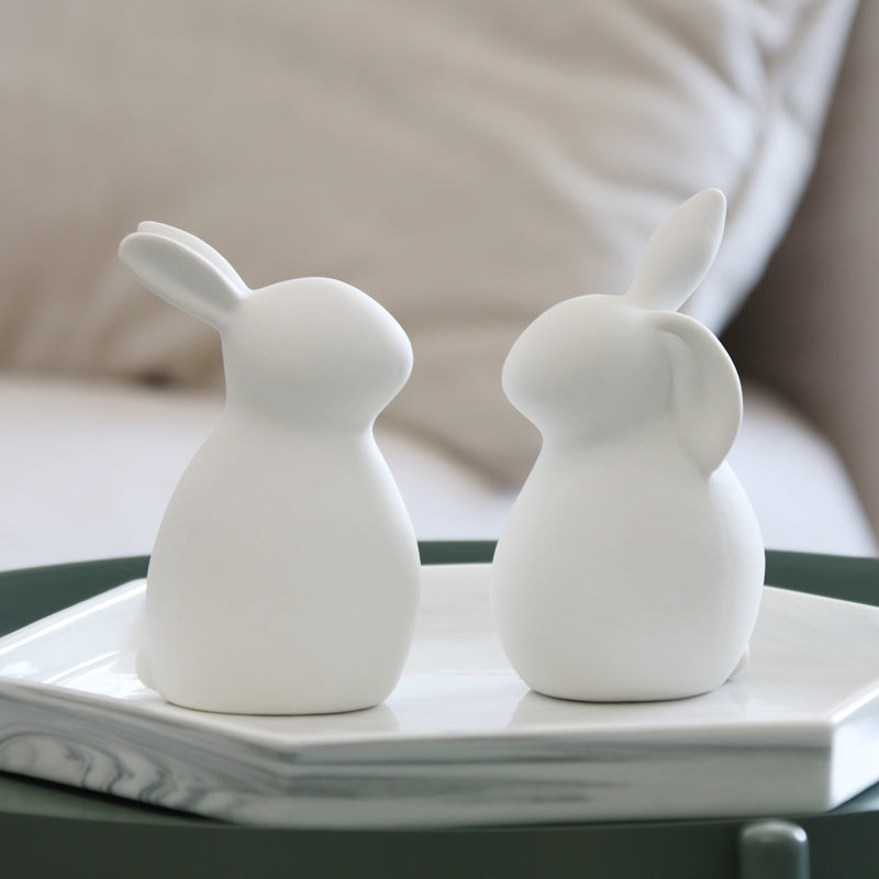Minimalistische weiße Keramik-Kaninchenfiguren